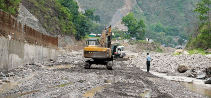 अविरल वर्षा र त्यसपछि आएको बाढी तथा पहिरोका कारण देशका विभिन्न राजमार्ग अवरुद्ध