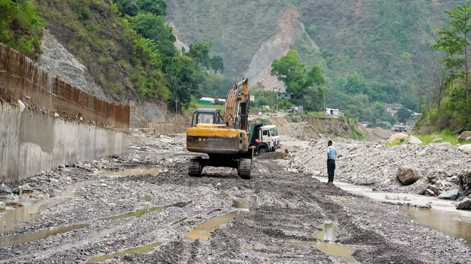 अविरल वर्षा र त्यसपछि आएको बाढी तथा पहिरोका कारण देशका विभिन्न राजमार्ग अवरुद्ध