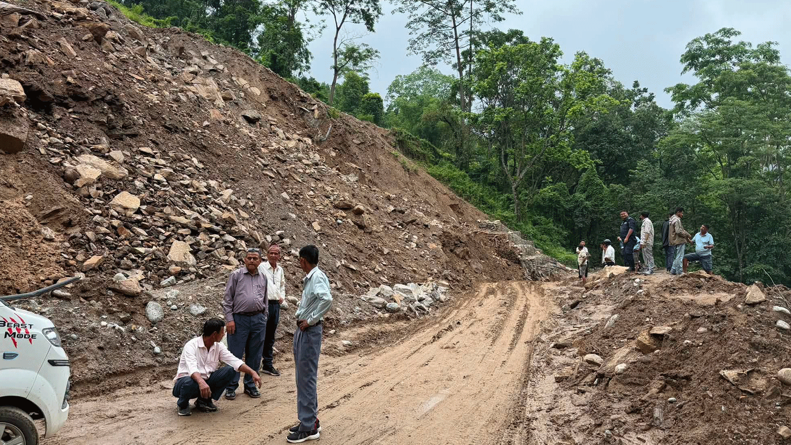 कोशी र बागमतीका मुख्य राजमार्ग अवरुद्ध, कुन सडकको अवस्था कस्तो?