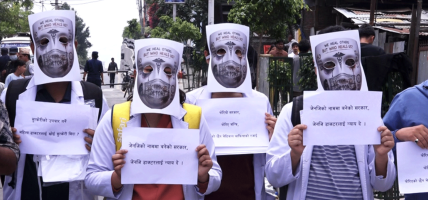 श्रम ऐन लागू गर्न माग गर्दै प्रशिक्षार्थी चिकित्सकहरु आन्दोलित(भिडियो सहित)