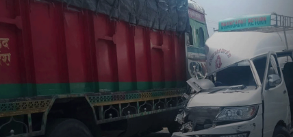 कैलालीमा ट्रक र इभी भ्यान ठोक्किदा १० जना घाइते