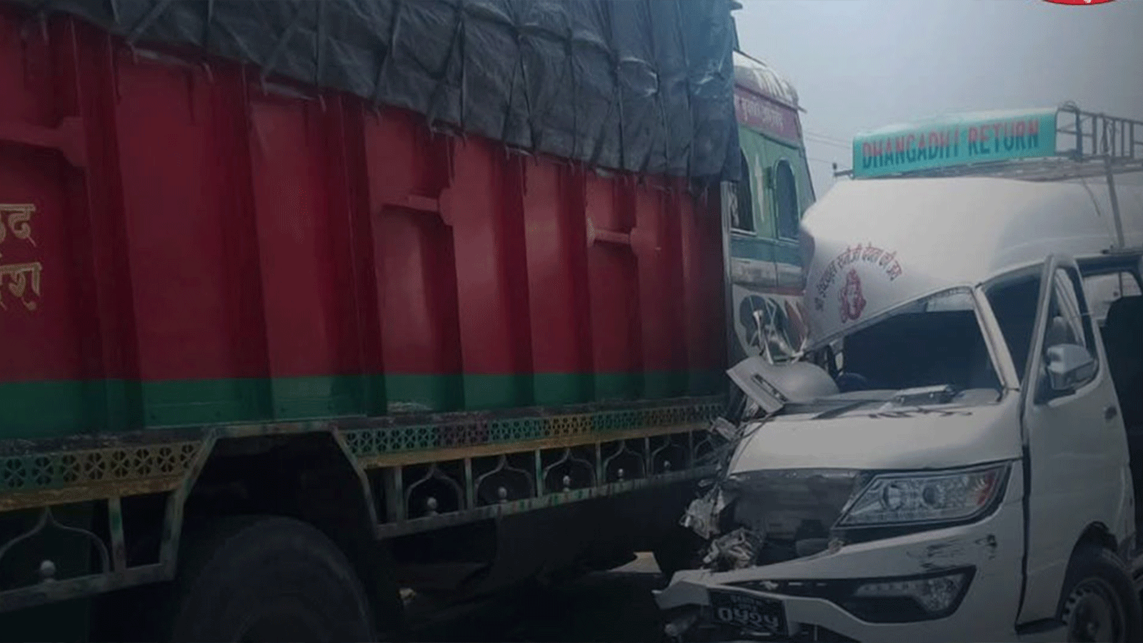 कैलालीमा ट्रक र इभी भ्यान ठोक्किदा १० जना घाइते