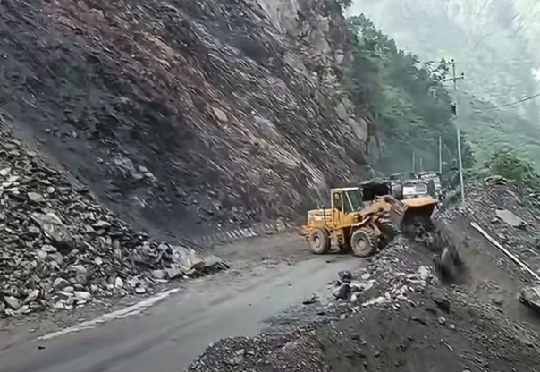 तुईनखोला नजिक खसेको पहिरो हटाइदै