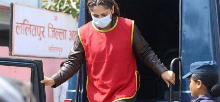 टिकटकर तुलसालाई हत्कडीसहित ललितपुर अदालत लगियो, थुनामा राख्ने वा तारेखमा छोड्नेबारे आजै आदेश आउने