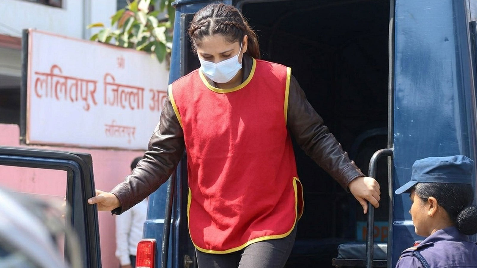 टिकटकर तुलसालाई हत्कडीसहित ललितपुर अदालत लगियो, थुनामा राख्ने वा तारेखमा छोड्नेबारे आजै आदेश आउने