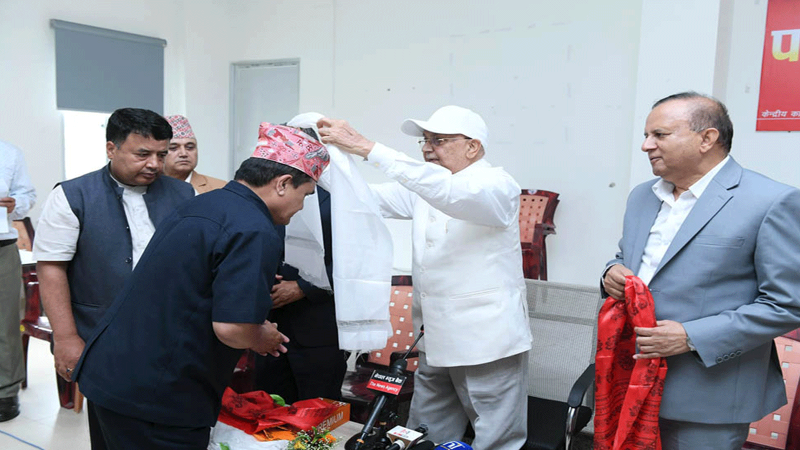 नेकपाका पोलिटब्युरो सदस्य कार्कीसहित ६ जना केन्द्रीय सदस्य एमालेमा प्रवेश