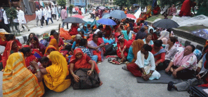 काठमाडौँको माइतीघर मण्डलामा लघुवित्त पीडितको  आज पनि  सामूहिक आमरण अनशन जारी