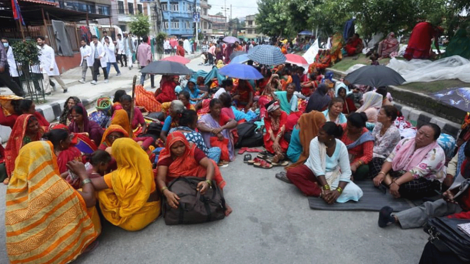 काठमाडौँको माइतीघर मण्डलामा लघुवित्त पीडितको  आज पनि  सामूहिक आमरण अनशन जारी