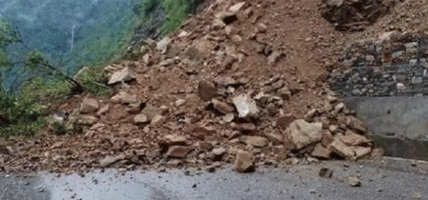 कालीकोट जुम्ला सडकखण्डमा पर्ने सेराबाडामा आज सुक्खा पहिरो खस्दा सडक अवरुद्ध