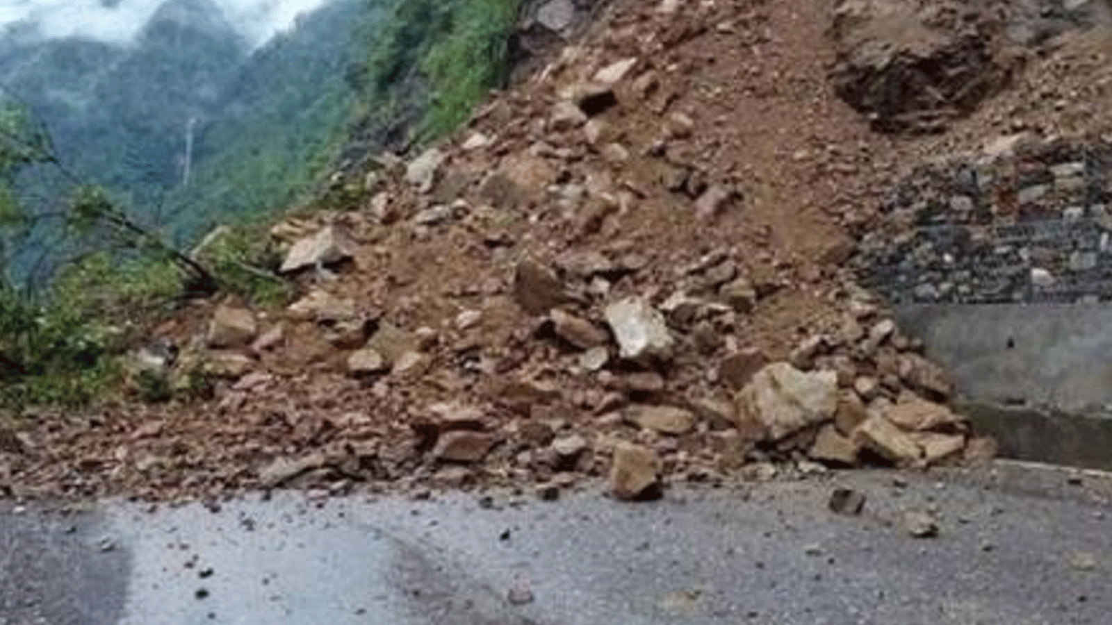 कालीकोट जुम्ला सडकखण्डमा पर्ने सेराबाडामा आज सुक्खा पहिरो खस्दा सडक अवरुद्ध