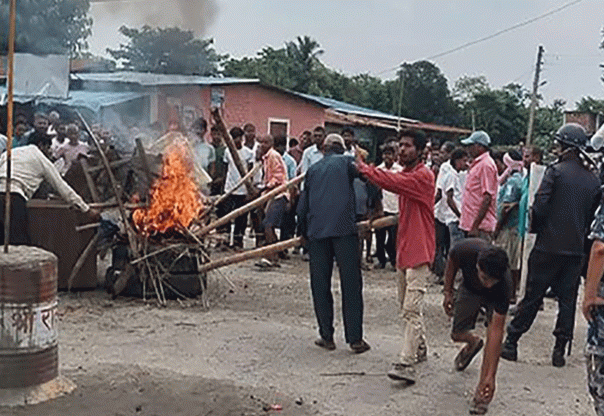 धनुषामा बिहान दुई घण्टा कर्फ्यु खुकुलो: अत्यावश्यक सामग्री किनमेल गर्न प्रशासनको आग्रह धनुषामा बिहान दुई घण्टा कर्फ्यु खुकुलो: अत्यावश्यक सामग्री किनमेल गर्न प्रशासनको आग्रह