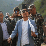भोटेकोसीमा गाडी खसेपछि चालकको खोजीमा परिचालन भएका सुरक्षाकर्मीलाई हौसल दिन गृहमन्त्री सुधन गुरुङ पुगे घटनास्थलमा