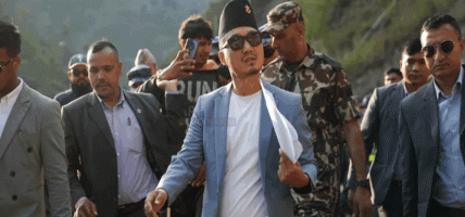 भोटेकोसीमा गाडी खसेपछि चालकको खोजीमा परिचालन भएका सुरक्षाकर्मीलाई हौसल दिन गृहमन्त्री सुधन गुरुङ पुगे घटनास्थलमा