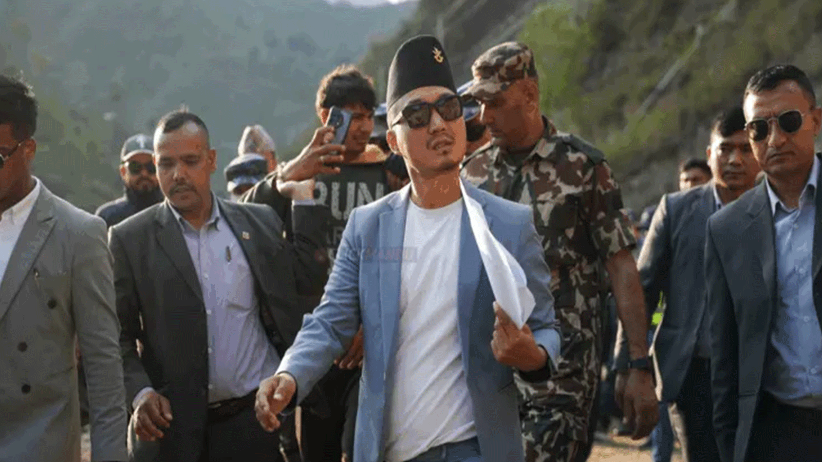 भोटेकोसीमा गाडी खसेपछि चालकको खोजीमा परिचालन भएका सुरक्षाकर्मीलाई हौसल दिन गृहमन्त्री सुधन गुरुङ पुगे घटनास्थलमा