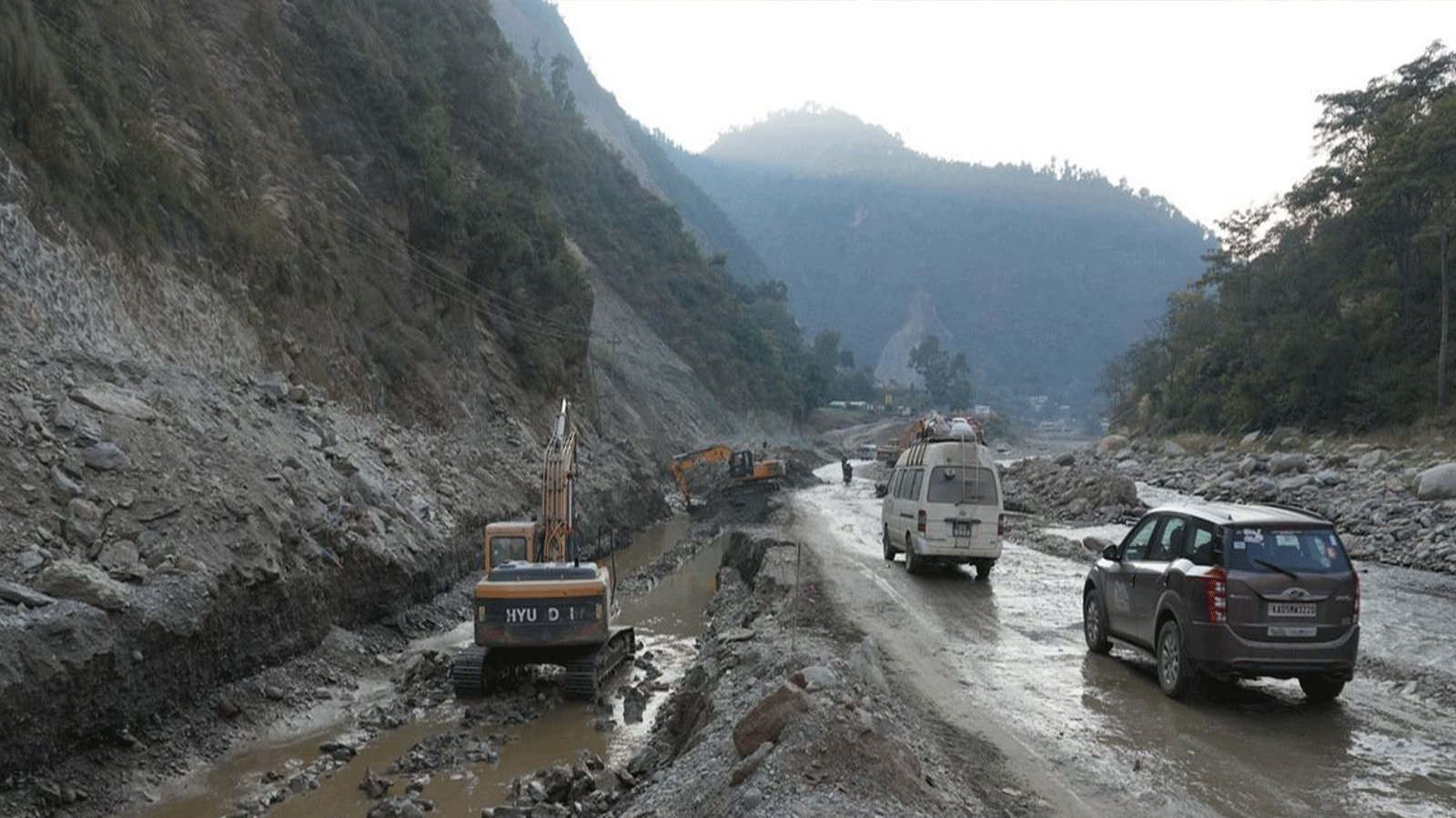 वर्षाका कारण सम्भावित जोखिम : बीपी राजमार्गमा तत्कालका लागि सवारी साधन ‘होल्ड’ वर्षाका कारण सम्भावित जोखिम : बीपी राजमार्गमा तत्कालका लागि सवारी साधन ‘होल्ड’