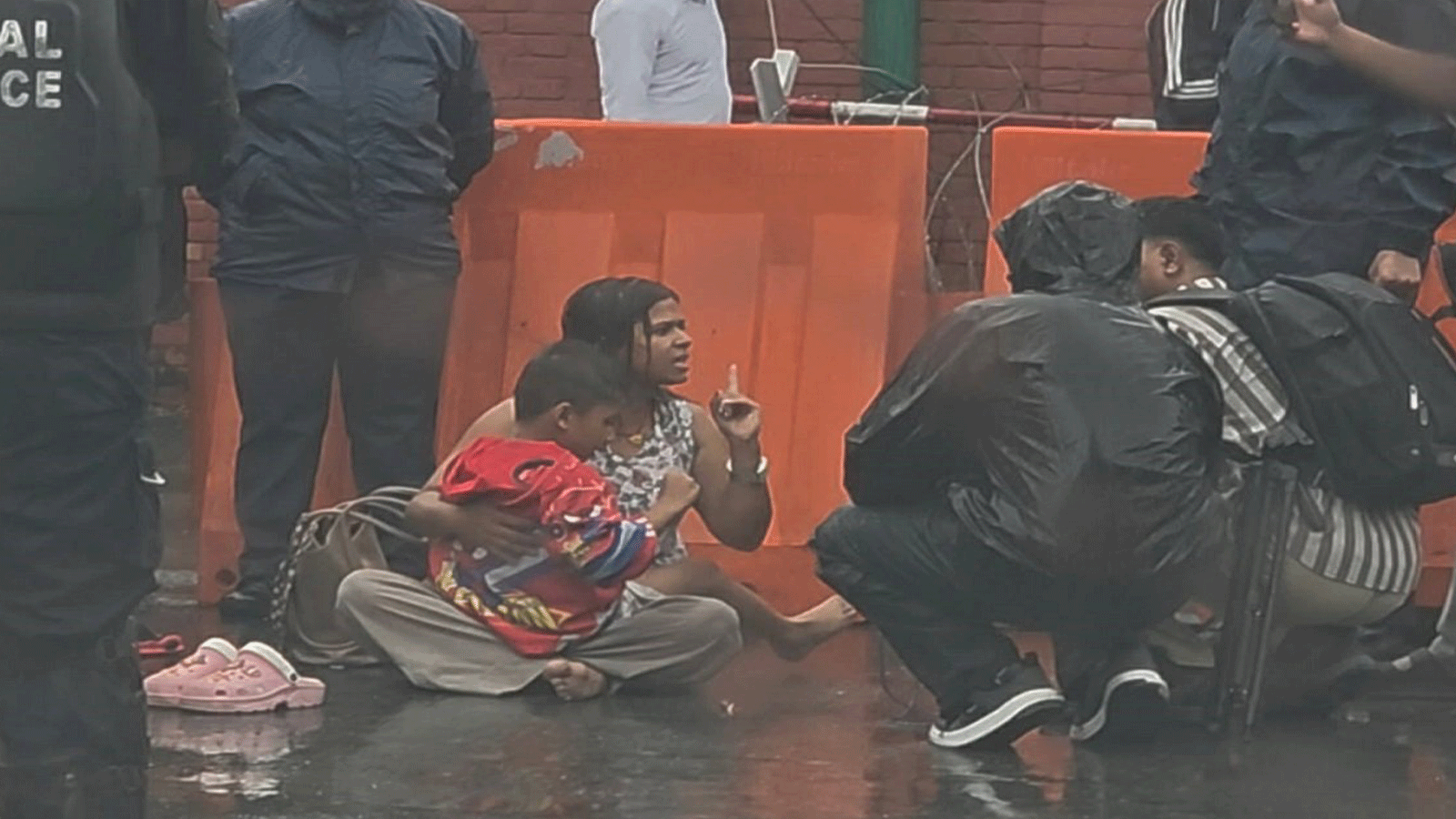 पानीमा भिज्दै सिंहदरबारको गेटमा धर्ना बस्ने निहारिका प्रहरीको नियन्त्रणमा