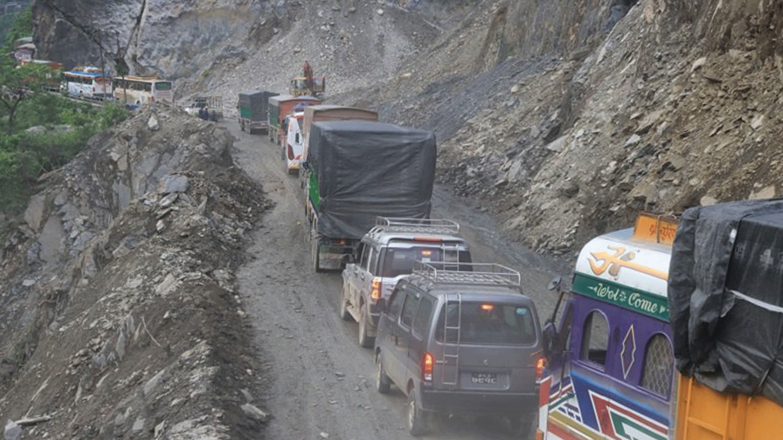 मुग्लिन–नारायणगढ सडकमा अवस्था बुझेर मात्र यात्रा गर्न आग्रह