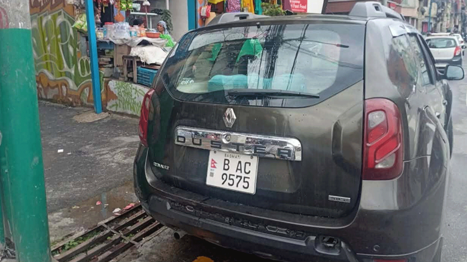 नेपाली कांग्रेसका सभापति गगन थापाको निवास अगाडि पनि शंकास्पद् गाडी पार्किङ