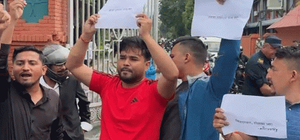 सिंहदरबार अगाडि मोटरसाइकल पार्किङ गरेर प्रदर्शनक्रममा अनेरास्ववियुका अध्यक्षसहित ६ विद्यार्थी नेता पक्राउ