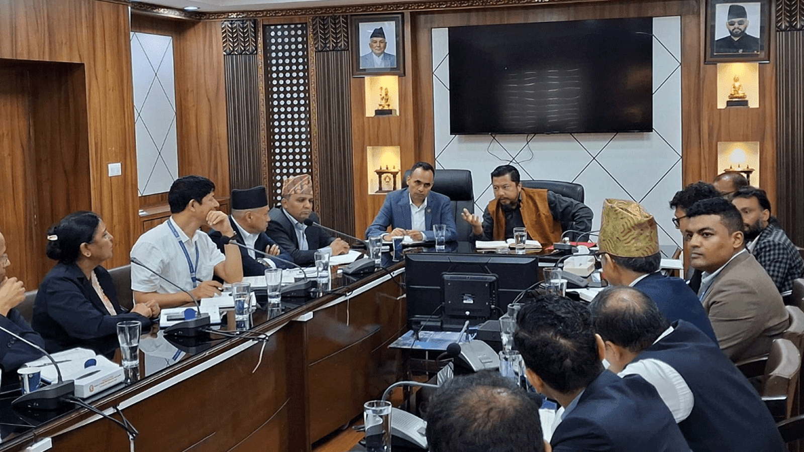 साउन दोस्रो साताभित्र काठमाडौँका अव्यवस्थित तार व्यवस्थापन गर्न सम्बन्धित निकायलाई निर्देशन