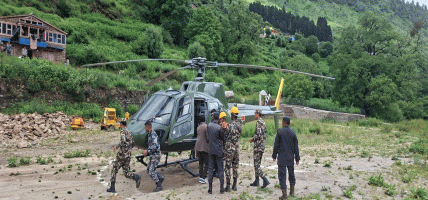 डोल्पाको बाढीमा परेर गम्भीर घाइते भएका विकलाई हेलिकप्टरबाट सुर्खेत ल्याइयो
