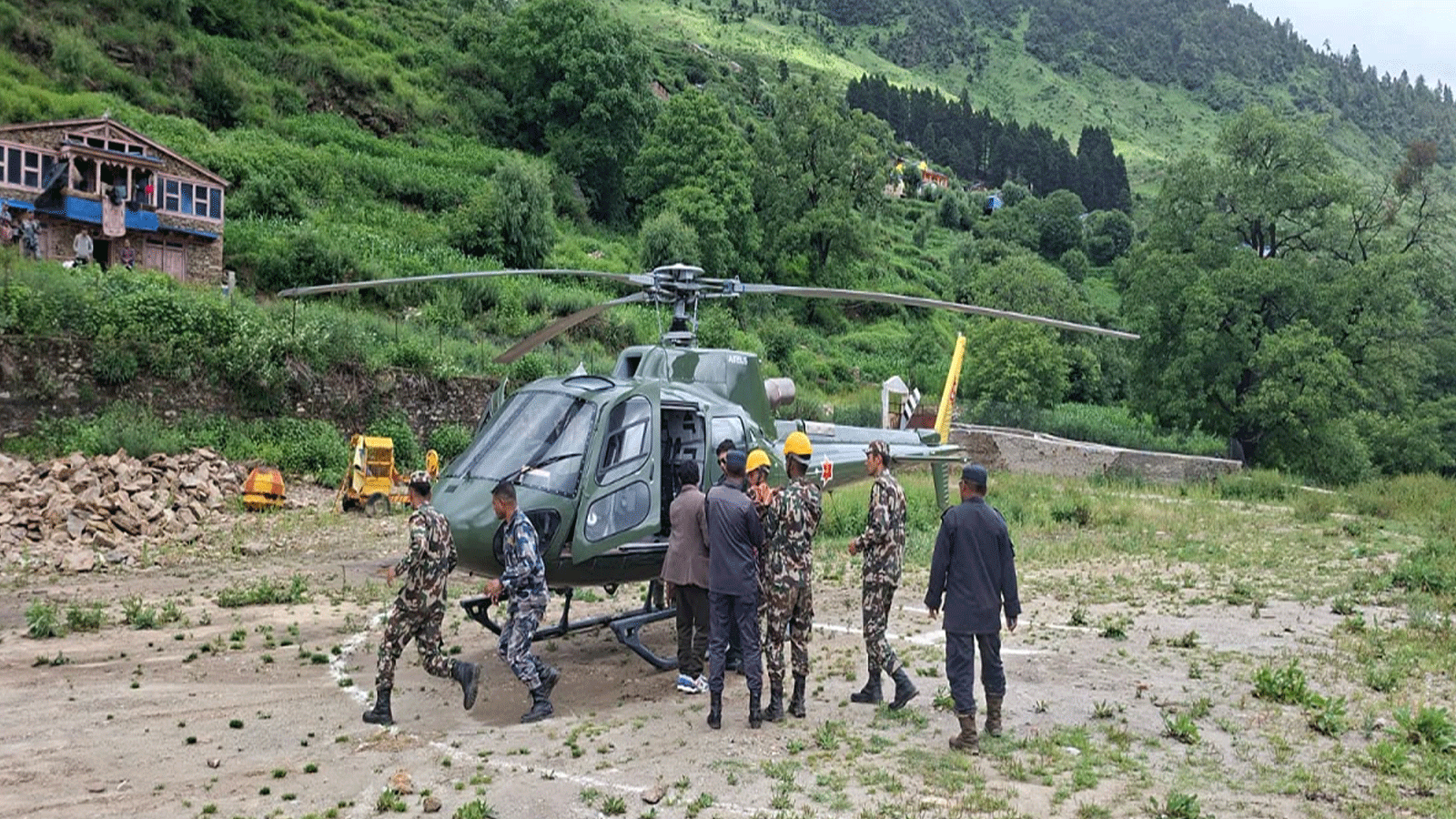 डोल्पाको बाढीमा परेर गम्भीर घाइते भएका विकलाई हेलिकप्टरबाट सुर्खेत ल्याइयो