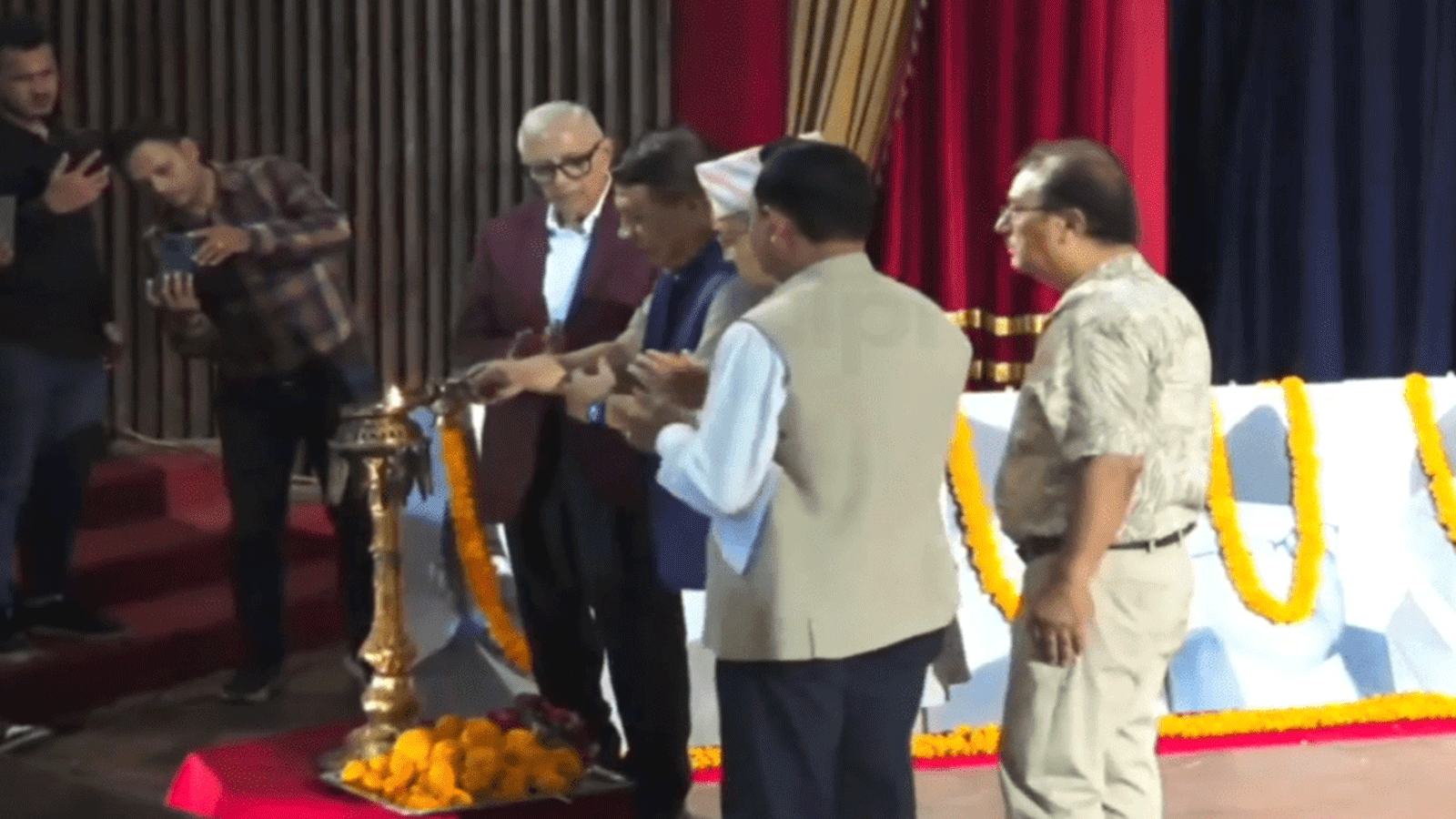 तीन नेताले संयुक्त रूपमा पानसमा बत्ती बालेर सुरु भयो कांग्रेस इतर समूहको कार्यक्रम