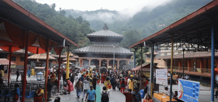 साउनको दोस्रो सोमबार डोलेश्वर महादेवमा श्रद्धालुको घुइँचो