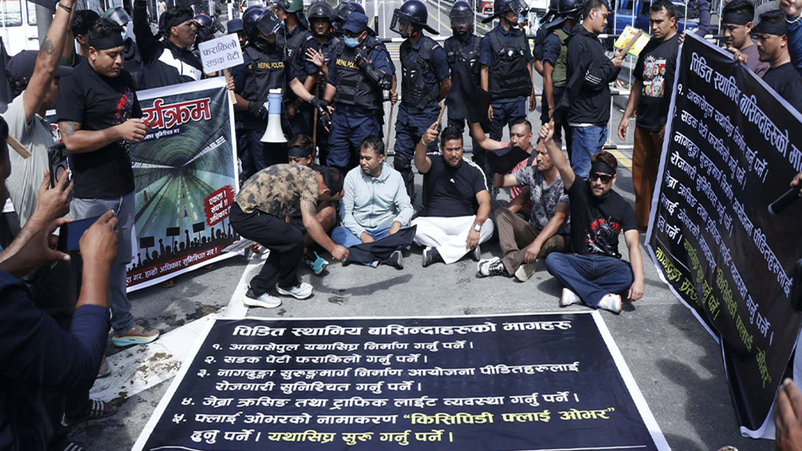 नागढुङ्गा सुरुङमार्गको आज औपचारिक उद्घाटन हुँदै, स्थानीयले विभिन्न माग राखेर गरे विरोध नागढुङ्गा सुरुङमार्गको आज औपचारिक उद्घाटन हुँदै, स्थानीयले विभिन्न माग राखेर गरे विरोध