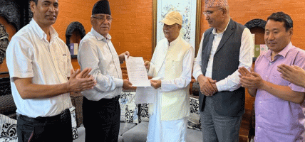 ओली–प्रचण्डबिच सत्ता भागबण्डाको तीन बुँदे सहमतिले एमाले र नेकपामा बढ्यो असन्तुष्टि