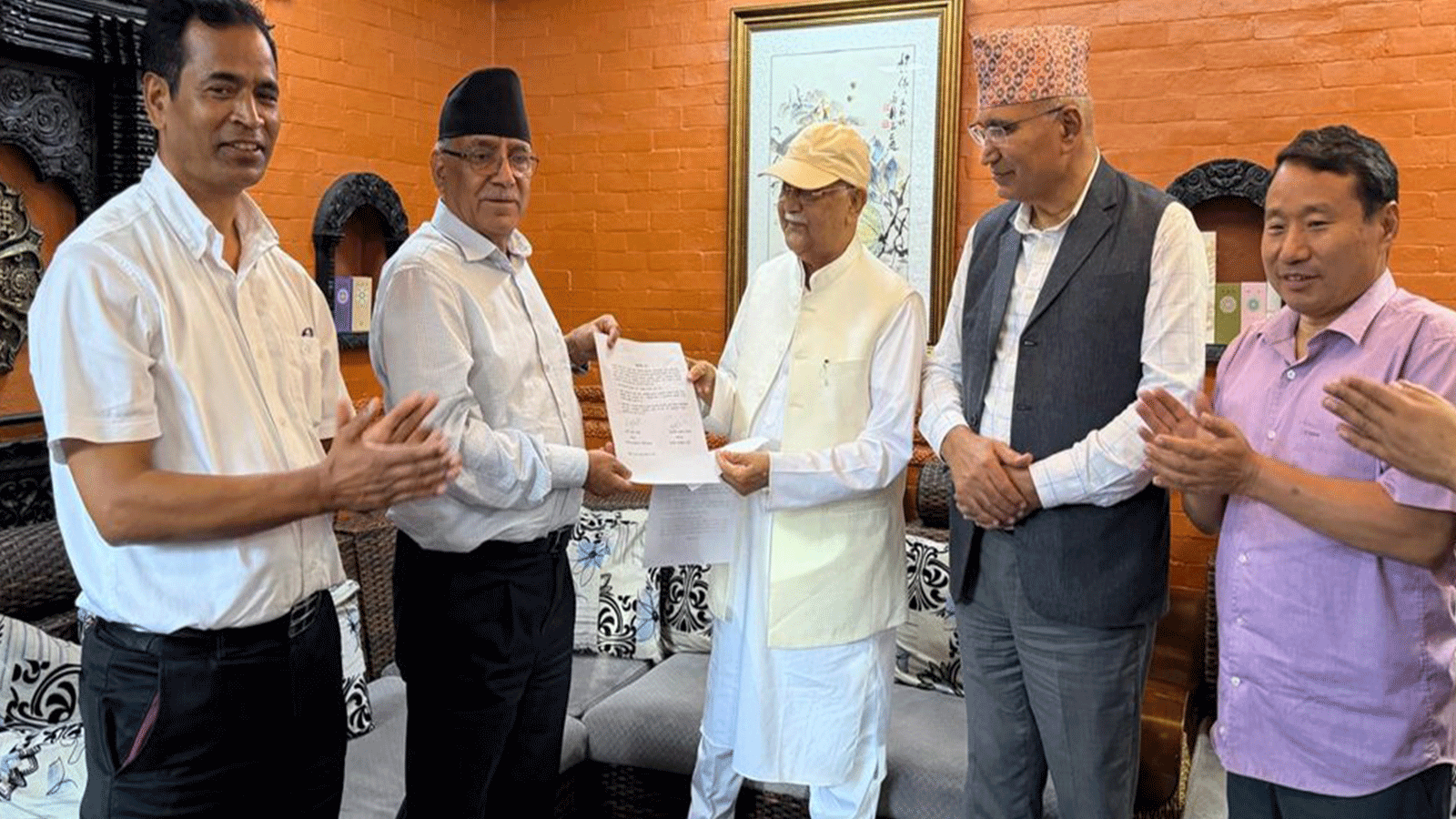 ओली–प्रचण्डबिच सत्ता भागबण्डाको तीन बुँदे सहमतिले एमाले र नेकपामा बढ्यो असन्तुष्टि