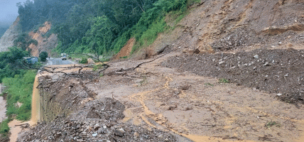 अविरल वर्षाले तीन मुख्य सडक पूर्ण बन्द, सावधानी अपनाएर मात्र यात्रा गर्न प्रहरीको आग्रह