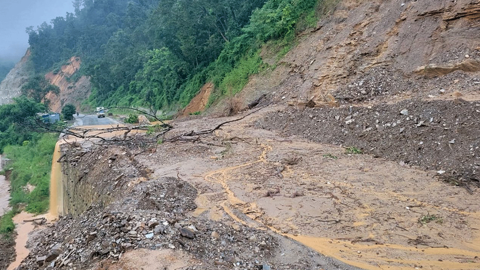 अविरल वर्षाले तीन मुख्य सडक पूर्ण बन्द, सावधानी अपनाएर मात्र यात्रा गर्न प्रहरीको आग्रह
