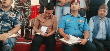 काठमाडौं आउँदै गरेका मिटरब्याज पीडितलाई गृहमन्त्रीले निजगढ पुगेर भेटे
