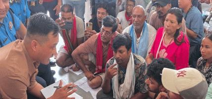 मिटरब्याजी पीडितलाई बाटाेमै रोक्ने गृहमन्त्रीको प्रयास, प्रतिवेदन सार्वजनिक गर्ने आश्वासन मिटरब्याजी पीडितलाई बाटाेमै रोक्ने गृहमन्त्रीको प्रयास, प्रतिवेदन सार्वजनिक गर्ने आश्वासन