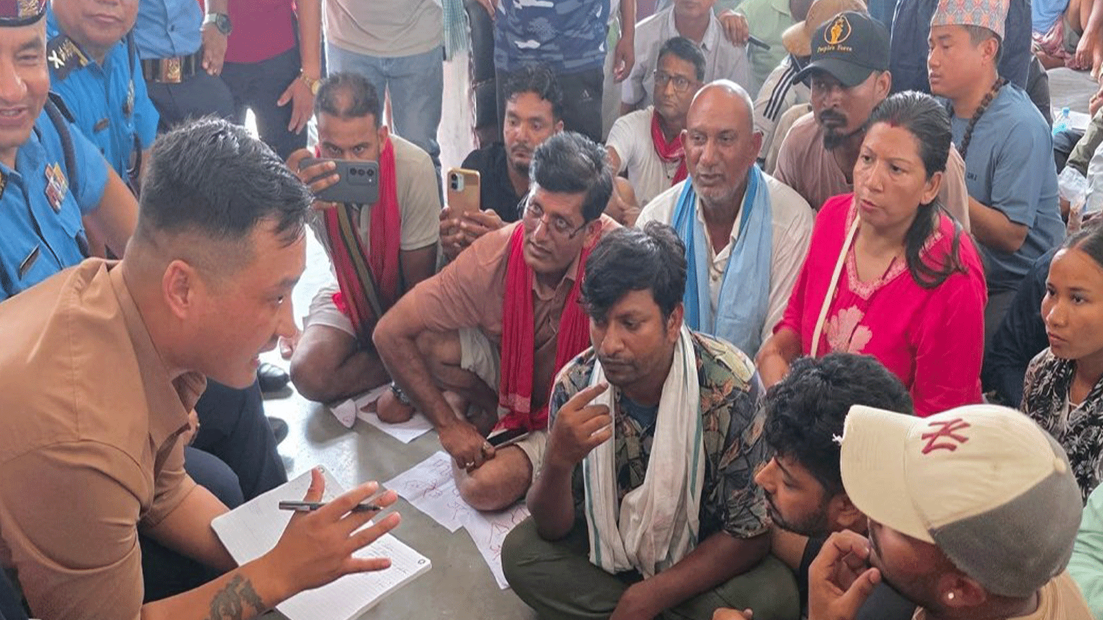 मिटरब्याजी पीडितलाई बाटाेमै रोक्ने गृहमन्त्रीको प्रयास, प्रतिवेदन सार्वजनिक गर्ने आश्वासन मिटरब्याजी पीडितलाई बाटाेमै रोक्ने गृहमन्त्रीको प्रयास, प्रतिवेदन सार्वजनिक गर्ने आश्वासन