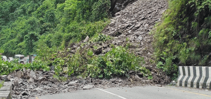 जलबिरेमा पहिरो जाँदा मुग्लिन-नारायणगढ सडकखण्ड अवरुद्ध