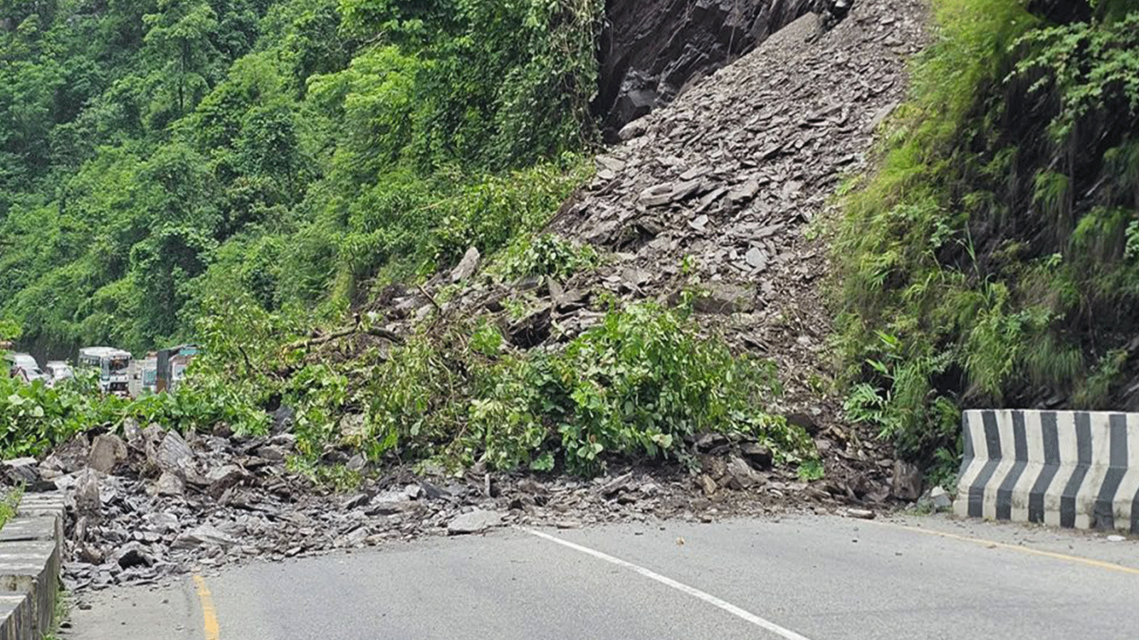 जलबिरेमा पहिरो जाँदा मुग्लिन-नारायणगढ सडकखण्ड अवरुद्ध