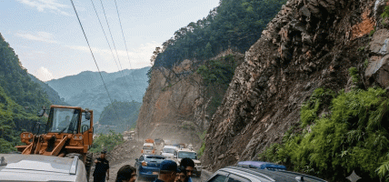मुग्लिन–नारायणगढ सडकमा सुख्खा पहिरो पन्छाइयो, यातायात पुनः सञ्चालन