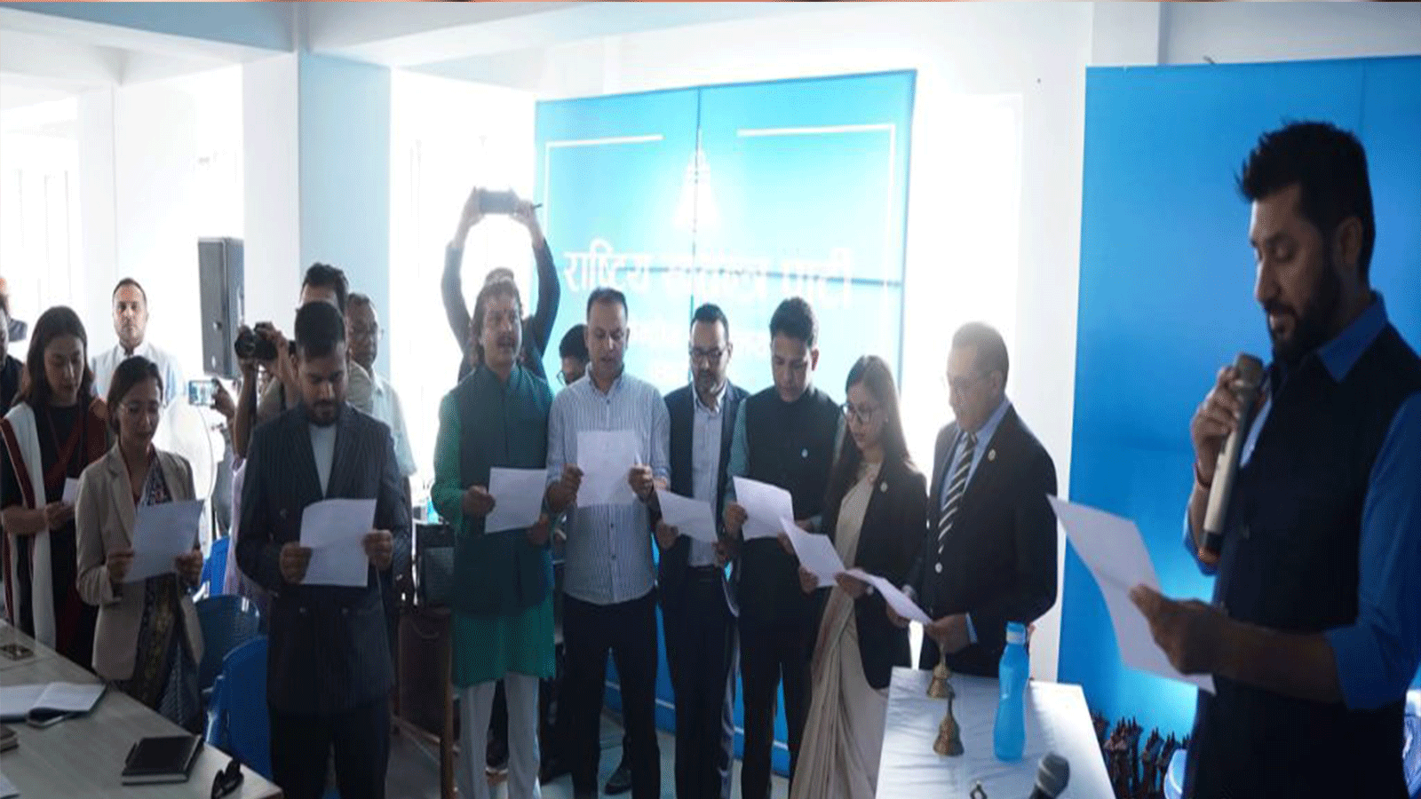 रास्वपाका नवनिर्वाचित केन्द्रीय पदाधिकारी र सदस्यले लिए शपथ रास्वपाका नवनिर्वाचित केन्द्रीय पदाधिकारी र सदस्यले लिए शपथ