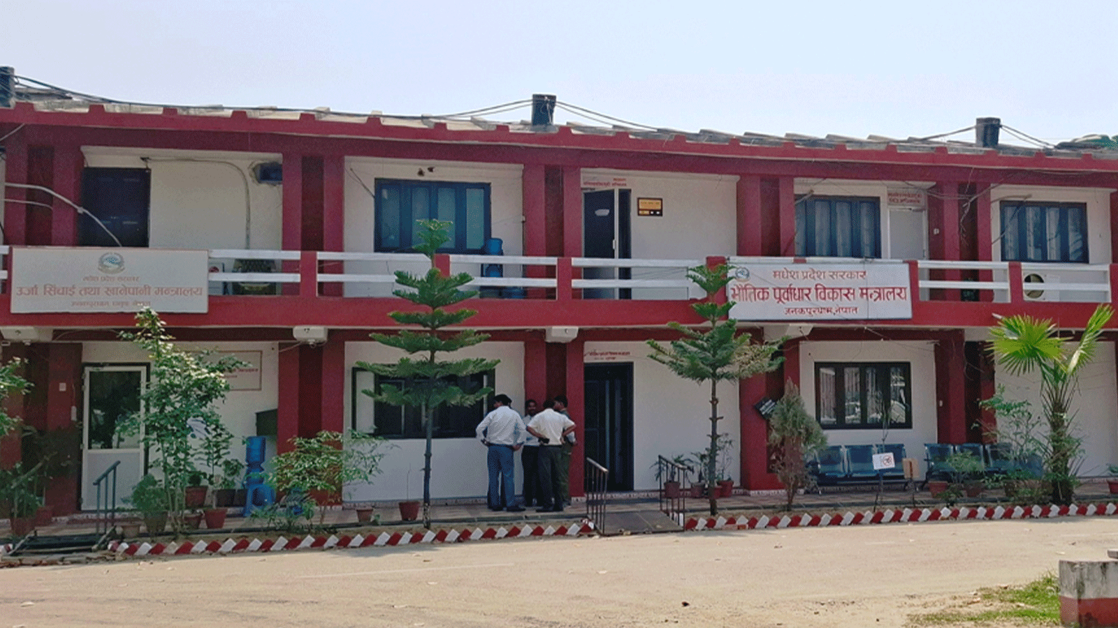 मधेश सरकार : अर्थले भुक्तानी रोक्यो, पूर्वाधार विकास कार्यालयमा ताला लाग्यो मधेश सरकार : अर्थले भुक्तानी रोक्यो, पूर्वाधार विकास कार्यालयमा ताला लाग्यो