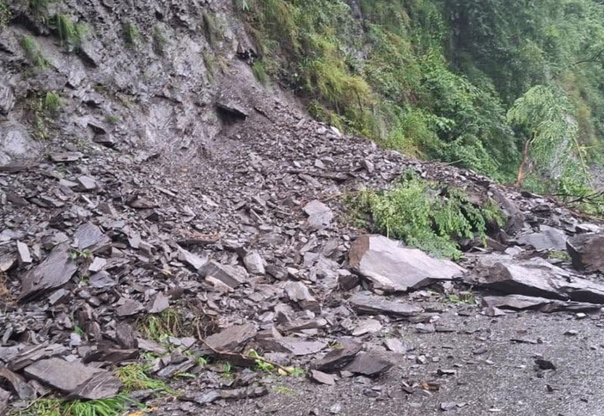 भारी वर्षा र पहिरोका कारण देशका विभिन्न राजमार्ग अवरुद्ध