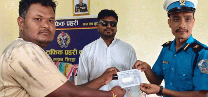 गुडिरहेको मोटरसाइकलमा उभिएर भिडियो बनाएका सांसद बब्लु गुप्तालाई ५०० रुपैयाँ जरिबाना