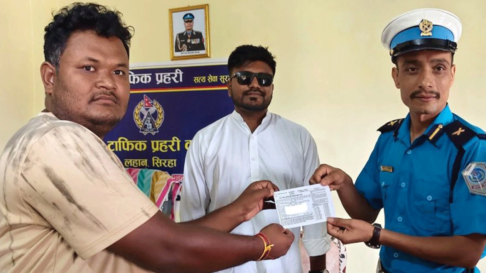 गुडिरहेको मोटरसाइकलमा उभिएर भिडियो बनाएका सांसद बब्लु गुप्तालाई ५०० रुपैयाँ जरिबाना
