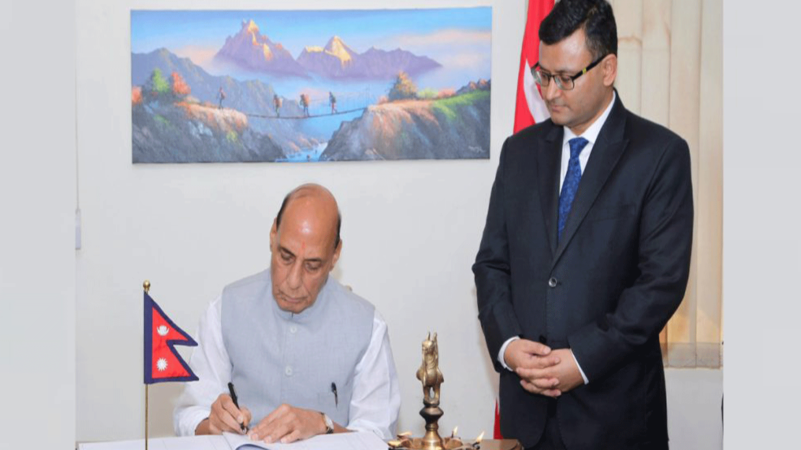 नेपाली दूतावास पुगेर भारतका रक्षामन्त्रीले भने, ‘सुख दुःखको साथी हौं, उद्धारमा सघाउँछौं’