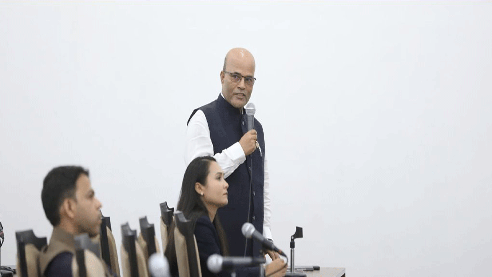 सांसद सिंहको प्रश्न : मधेसमा हजारौँ प्रहरी पठाउन बजेट हुने, शिक्षक पठाउन किन नहुने ?