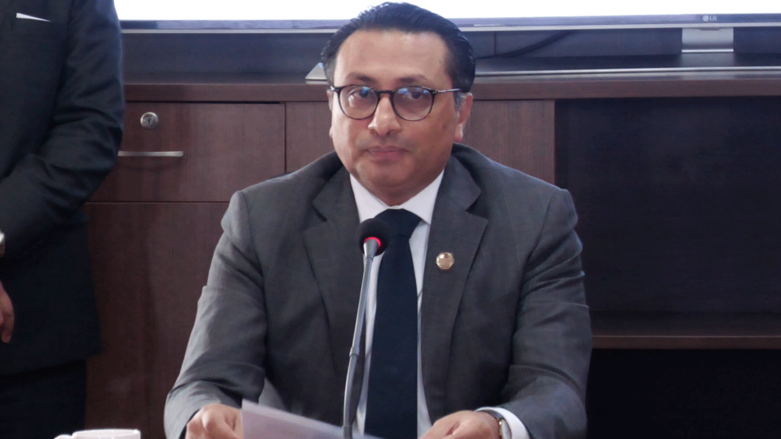 आर्थिक रुपान्तरणका लागि ‘नीतिगत आत्मविश्वास’ आवश्यक राष्ट्र बैंकलाई समस्या समाधान गर्ने नियामक बन्न अर्थमन्त्रीको आग्रह