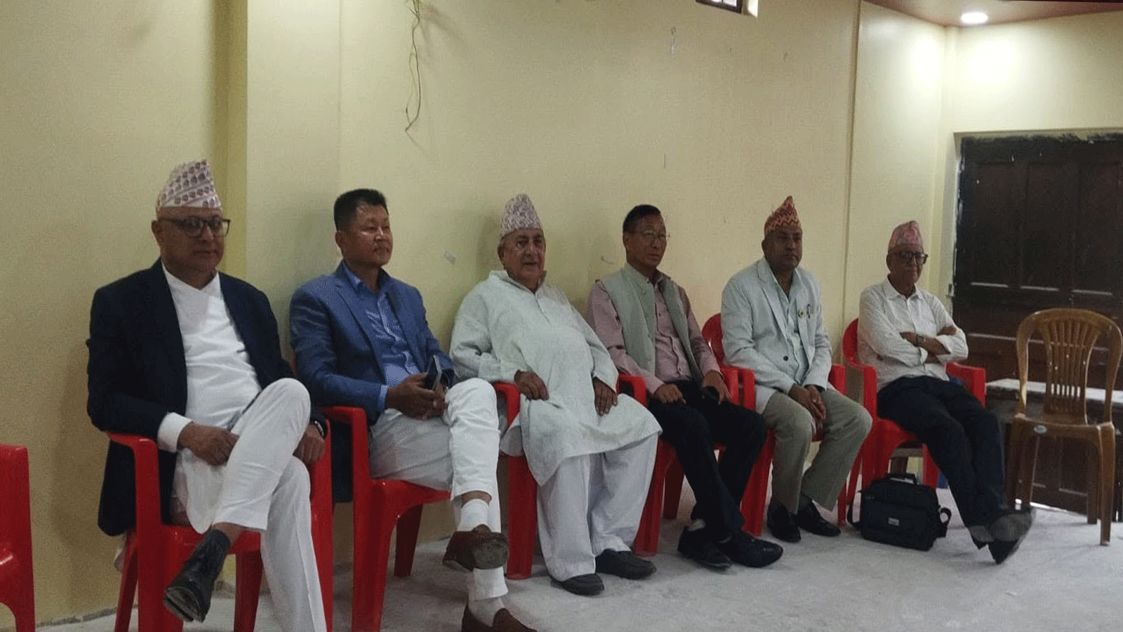 सरकार पुनर्गठनको गाँठो फुकाउन विराटनगरमा एमाले सांसदको बैठक सुरू, मुख्यमन्त्री पनि सहभागी