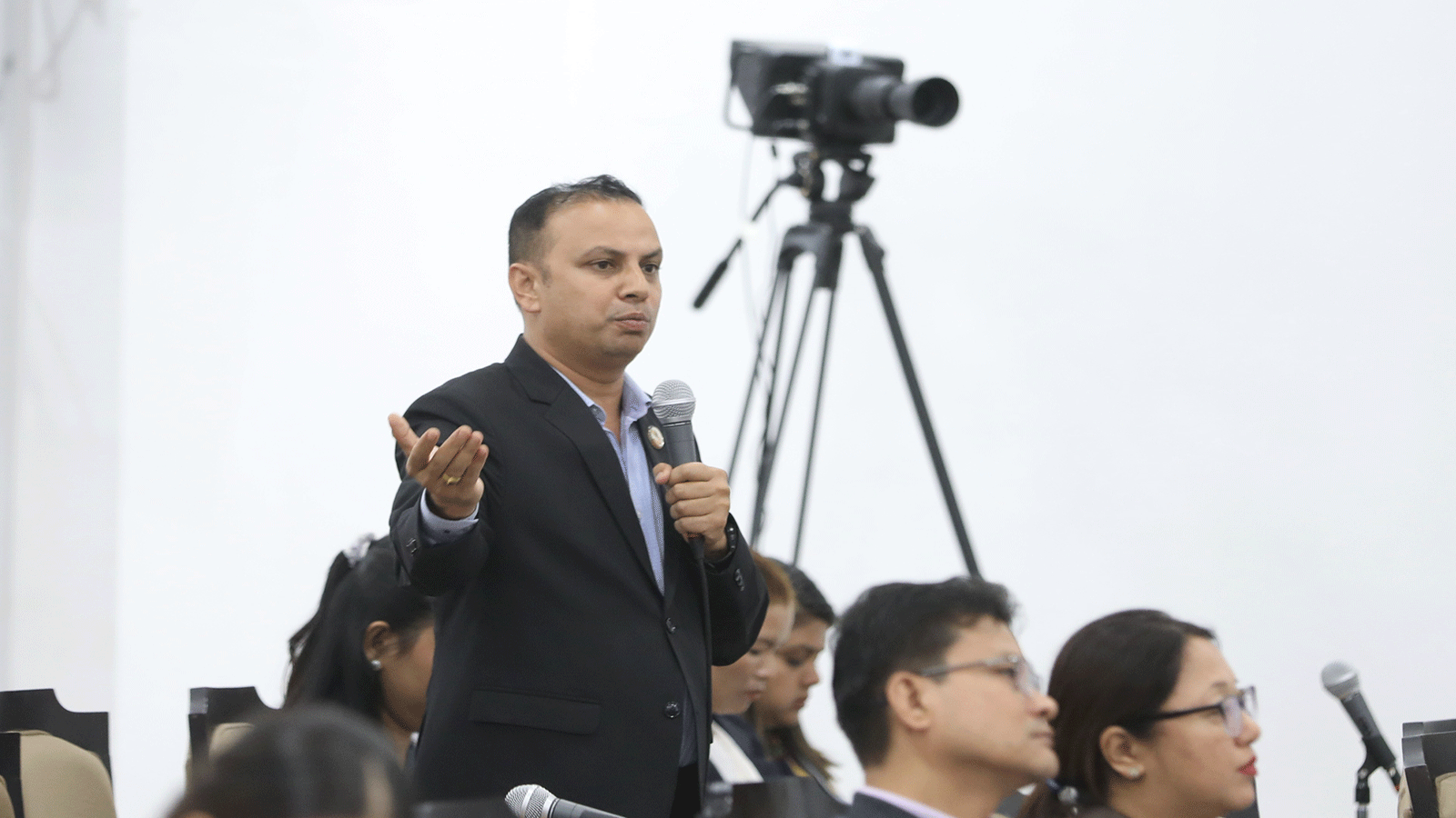 सरकारबारे मनिष झाको टिप्पणी- शंका नभएपनि ढंग पुगेन, अब कालो चस्मा पनि हटाउनुपर्छ