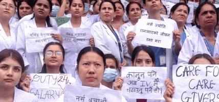 विभिन्न माग राख्दै,वीर अस्पतालमा नर्सहरूको प्रदर्शन